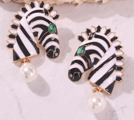 These bold and stylish Zebra Head Earrings feature a pearl drop and come packaged in the luxurious Entire Me pouch.