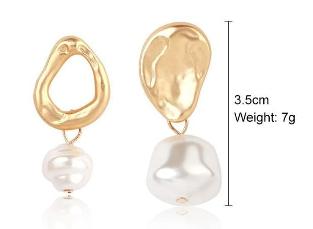Charmaine's irregularity makes her the ultimate statement pearl earring.  
