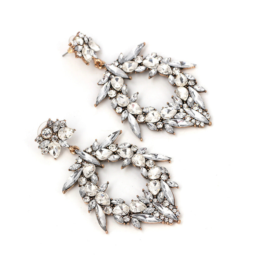 A beautiful placement of clear stones and crystals set out in an oval wreath with vintage gold clasping. Very pretty on and one of our absolute favourite styles, especially for brides.